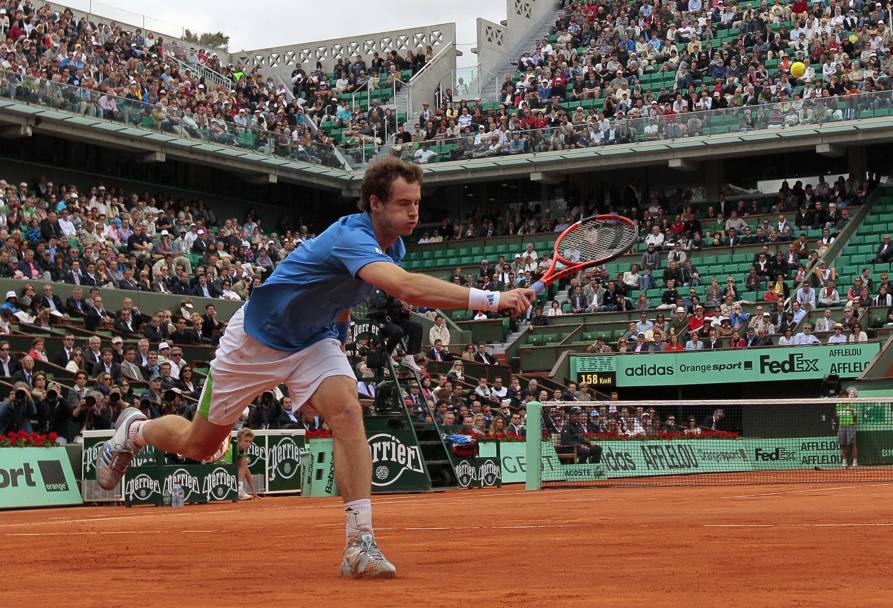 Andy Murray in azione contro l&#39;azzurro Simone Bolelli nel secondo turno degli Open di Francia 2011. Murray si fermer alla semifinale battuto da Nadal (Afp)